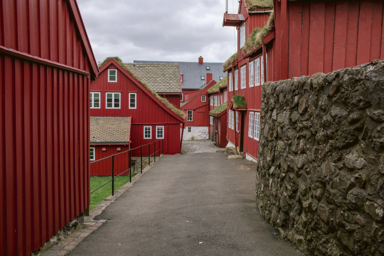 Widok na wnętrze zabudowań na półwyspie Tinganes na Wyspach Owczych