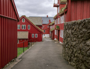 Widok na wnętrze zabudowań na półwyspie Tinganes na Wyspach Owczych