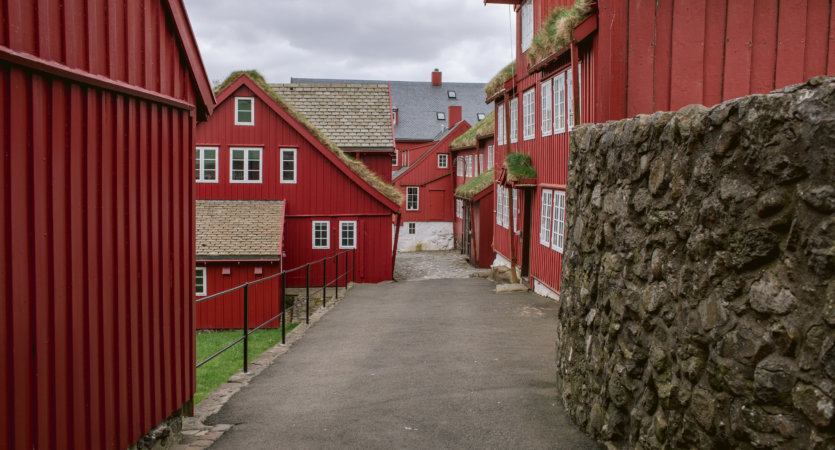 Widok na wnętrze zabudowań na półwyspie Tinganes na Wyspach Owczych