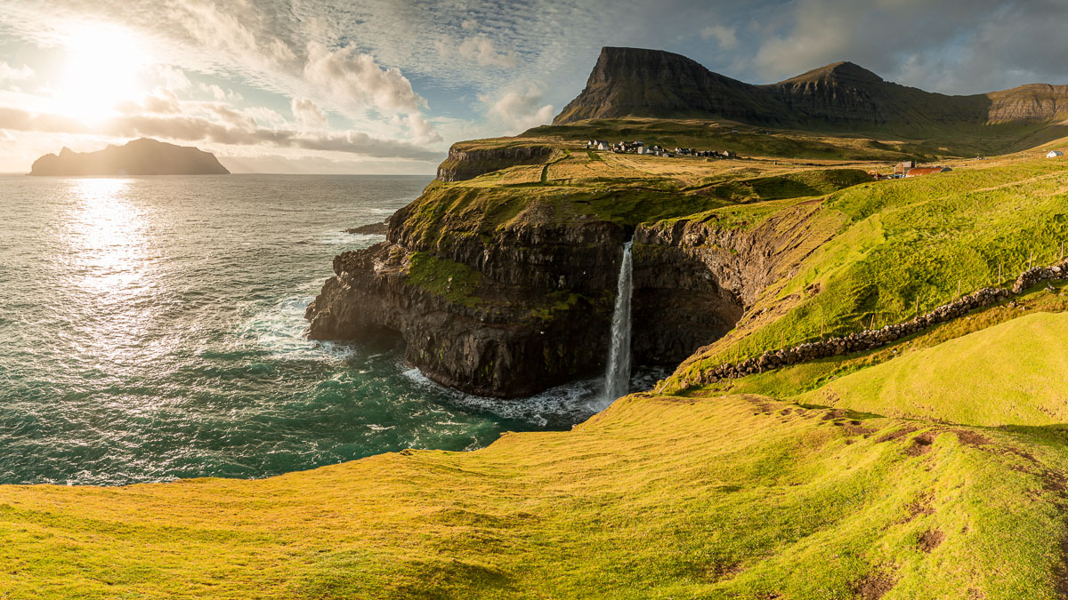 Widok na wodospad w Gasadalur na Wyspach Owczych