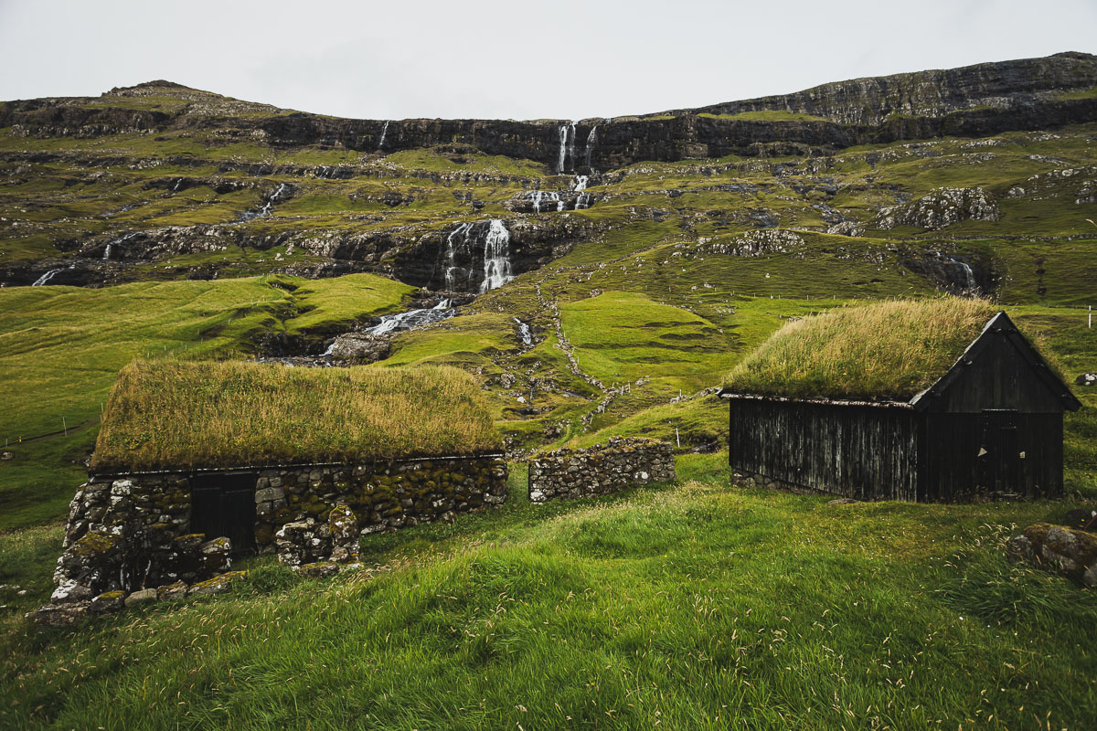 Widok na wodospad w Saksun na Wyspach Owczych