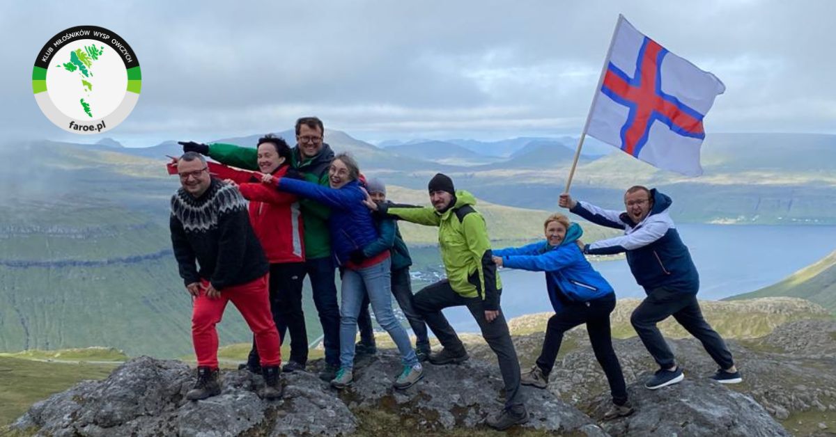 Widok grupy turystów na Wyspach Owczych