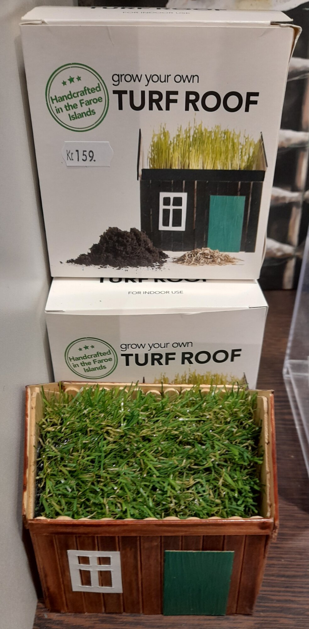 doniczki na trawę w formie miniatur tradycyjnych farerskich domów mieszkalnych