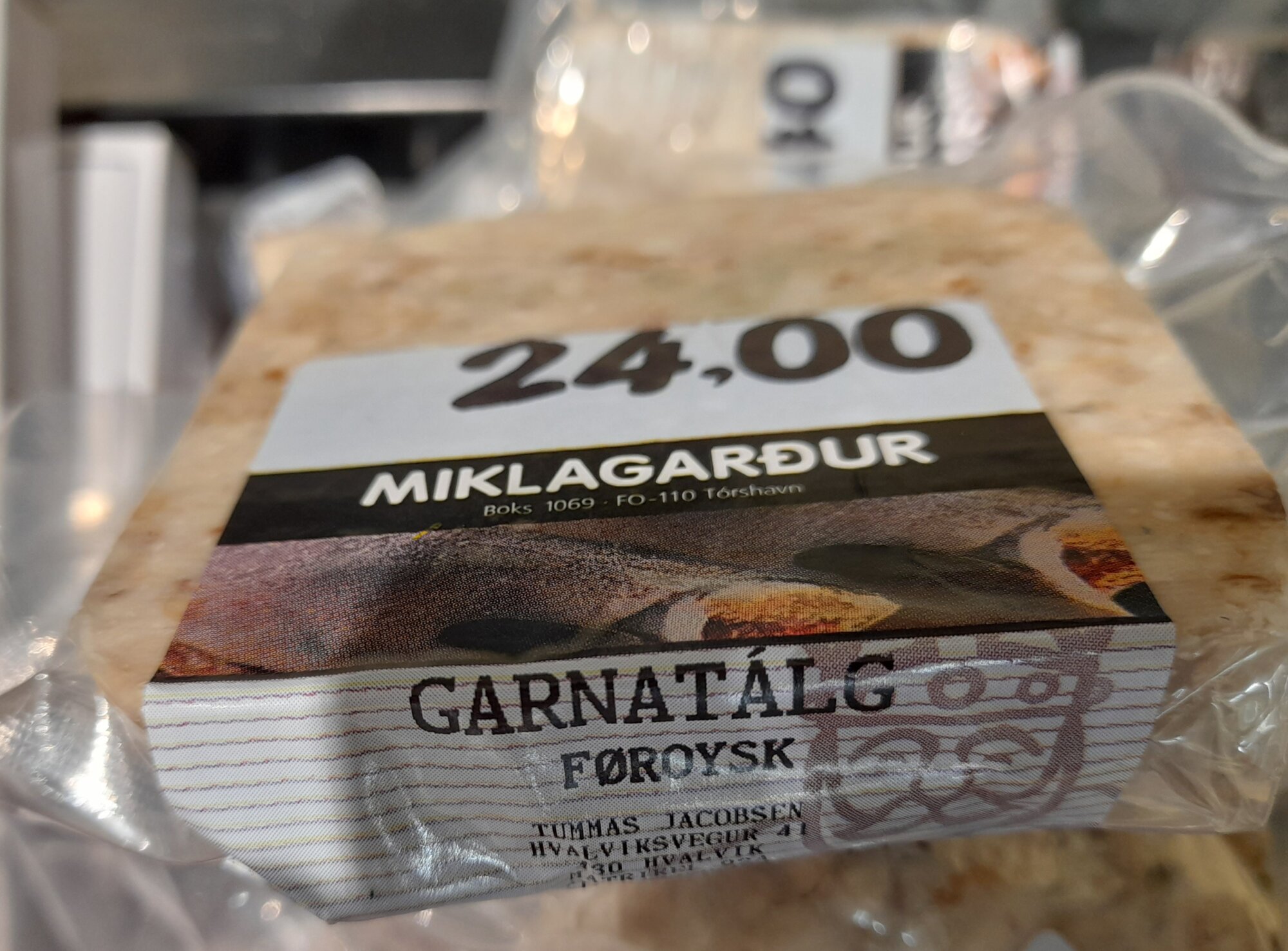Zapakowany próżniowo tradycyjny farerski produkt Garnatálg marki Miklagarður z widoczną ceną 24,00 DKK w sklepie spożywczym.
