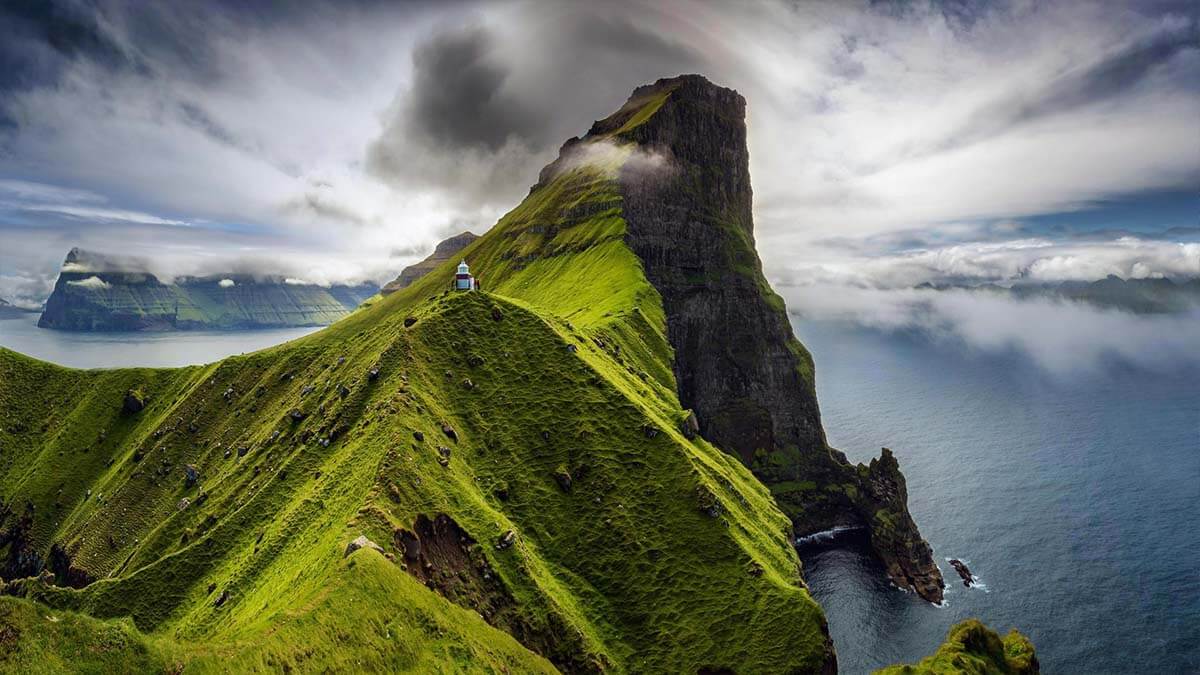 Latarnia Kallur na wyspyie Kalsoy w archipelagu Wysp Owczych