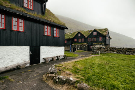 Widok na Kirkjubøargarður – najstarszy drewniany stale zamieszkały dom na świecie