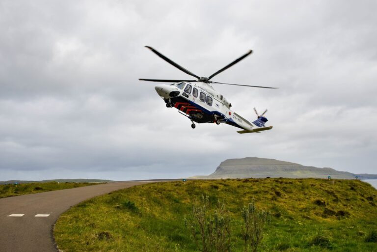 Helikopter Atlantic Airways podczas lotu widokowego na Wyspach Owczych, element wycieczki objazdowej na Wyspy Owcze