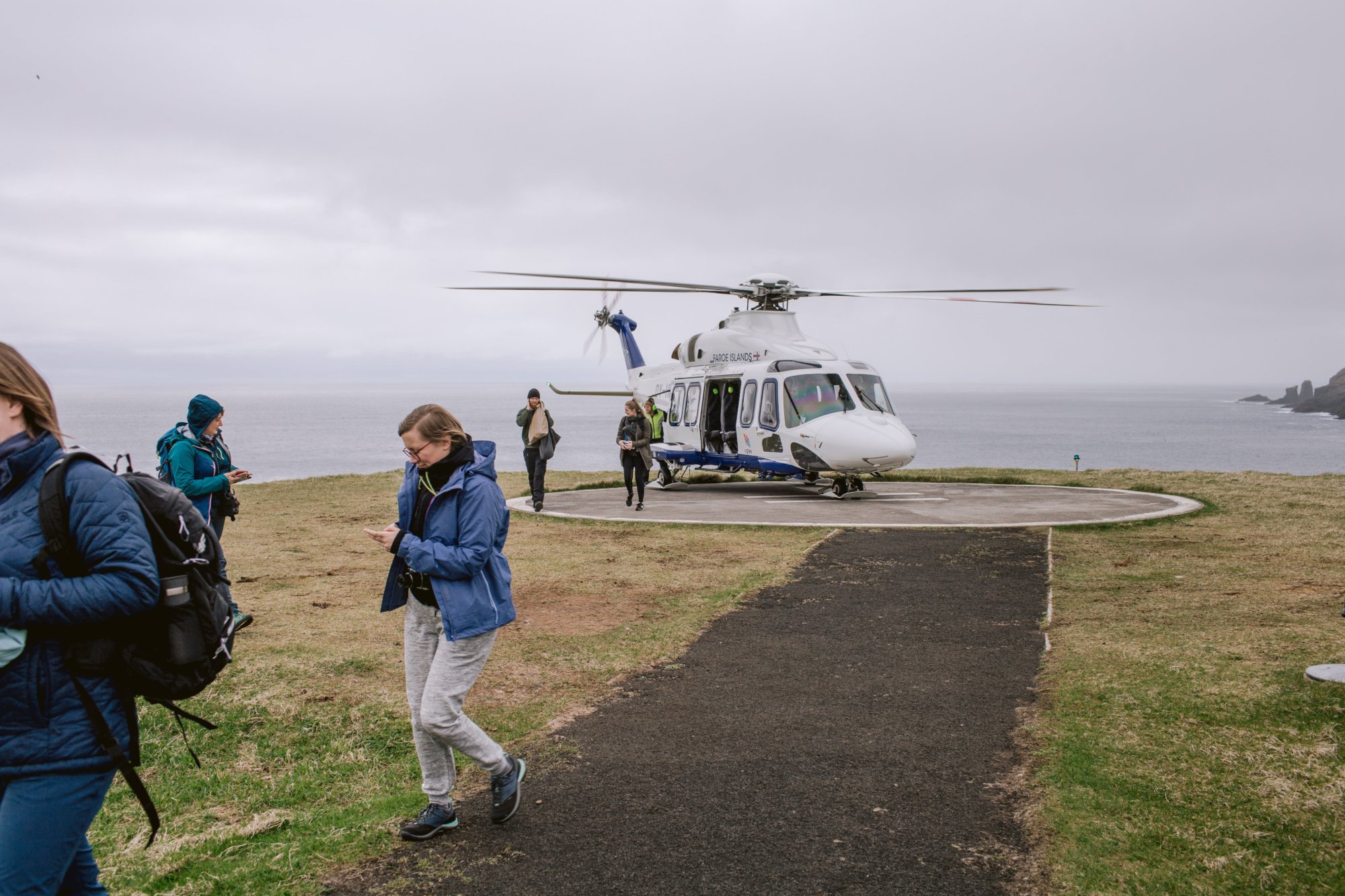 Helikopter w oczekiwaniu na pasażerów, Mykines na Wyspach Owczych