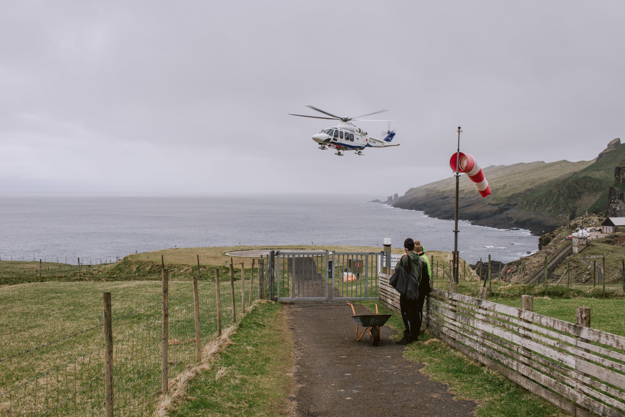 Podejście do lądowania helikoptera Atlantic Airways na Mykines, Wyspy Owcze